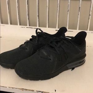 Like new NIKE AIR MAX 8.5 all black